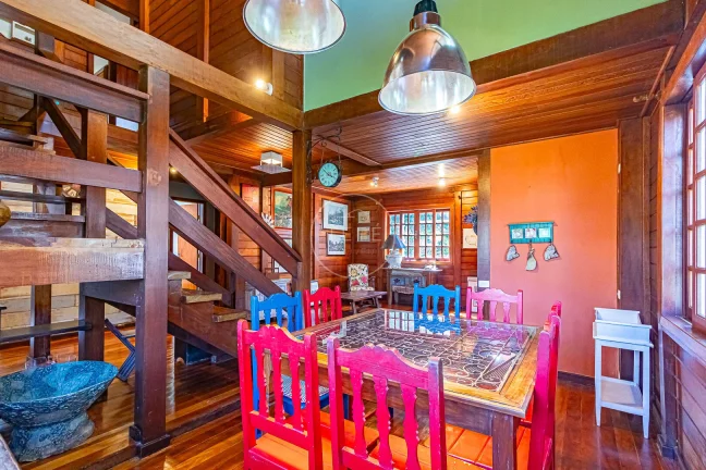 Imagem CASA com 3 DORMITÓRIOS em CONDOMÍNIO FECHADO - 199m² de área construída