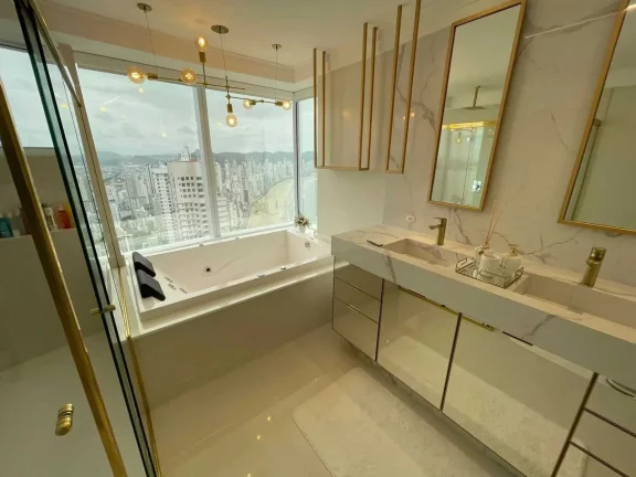 Imagem Apartamento alto padrão frente mar com 4 suítes e 3 vagas de garagem - Av. Atlântica/SC