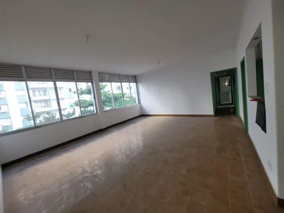 Imagem ASTÚRIAS - LOCALIZAÇÃO PRIVILEGIADA, UMA QUADRA DA PRAIA, AMPLO APARTAMENTO COM 100 M² ÚTEIS, GARAGEM DEMARCADA NO PRÉDIO, SERVIÇO DE PRAIA.