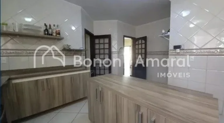 Imagem Chácara em excelente localização, rodeada por muito verde, em um terreno de 2.000 m² e área con...