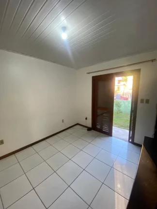 Imagem Oportunidade casa 2 quartos muito bem localizada e com espaço de pátio em Novo Hamburgo