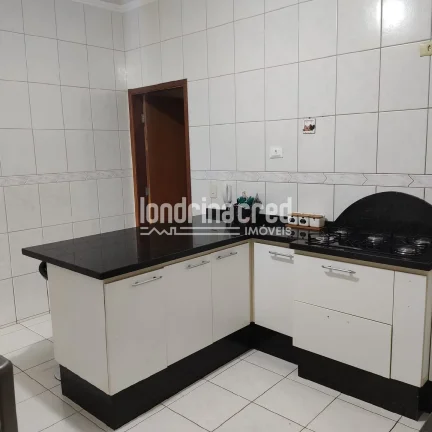 Imagem Linda casa no Jardim San Fernando: 3 dormitórios (1 suíte), cozinha planejada, churrasqueira, 2 vagas de garagem, 180m² de terreno e 117m² de área útil.