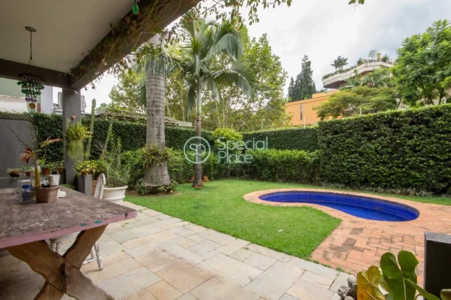 Imagem Linda casa com 258m² de área construída num terreno de 389m², em rua tranquila e silenciosa. Amp...