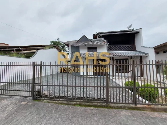 Lindo sobrado, totalmente averbado, com muito espaço e charme, sua área privativa de 175m² em um ...