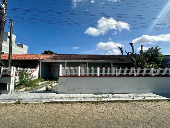 Imagem Casa com 3 dormitórios e 2 vagas, 850m da praia do Gravatá - Navegantes/SC