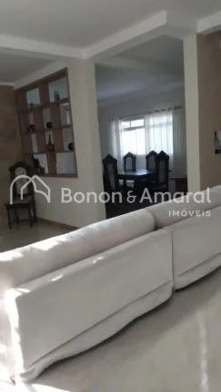 Imagem Casa estilo sobrado com 3 quartos, sendo 2 suítes, 3 salas, cozinha ampla e moderna com móveis pla...