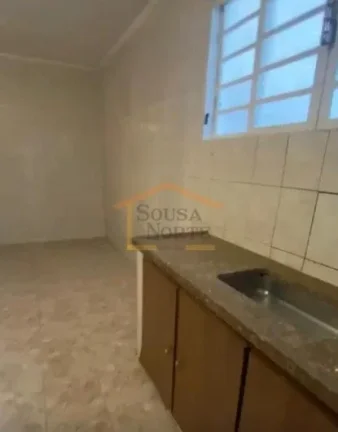 Imagem Casa térrea com 120m², abaixo do nível da rua, acesso lateral por escada, com cozinha, copa, sala...