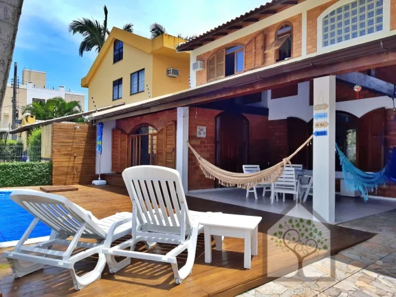 Imagem Casa na quadra da praia de Canasvieiras