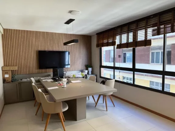 Imagem A 5ª Avenida Imóveis selecionou esta oportunidade de STUDIO c/ varanda integrada, totalmente mobiliada e decorada no BARRA PREMIUM: por R$500.000,00