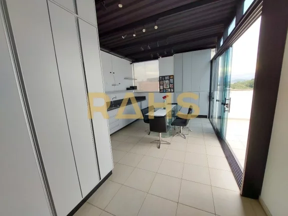 Imagem Cobertura Plana mobiliada, com 125 m² privativos, sendo 2 suítes, sala de estar jantar, cozinha, l...