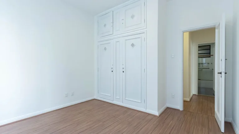 Imagem Apartamento 126M², 3Q, 1 Banheiro, 1 Vaga, Armários.