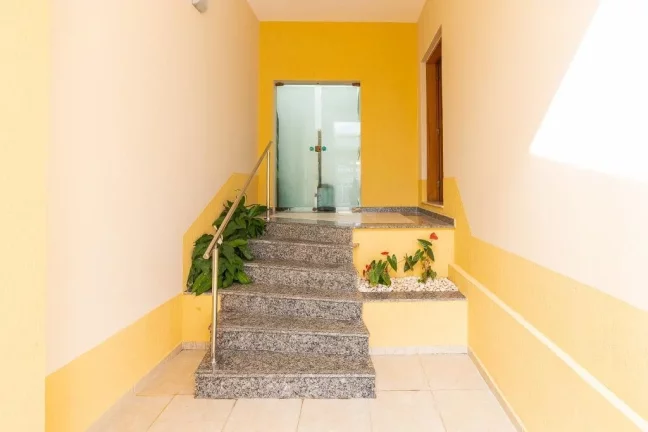 Imagem Um sobrado lindo, iluminado, ventilado e espaçoso!