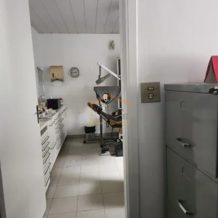 Imagem Sala comercial com 94 mÂ², conta com recepÃ§Ã£o, sala de espera, 1 banheiro e Ã¡rea de serviÃ§o. 
NÃ...