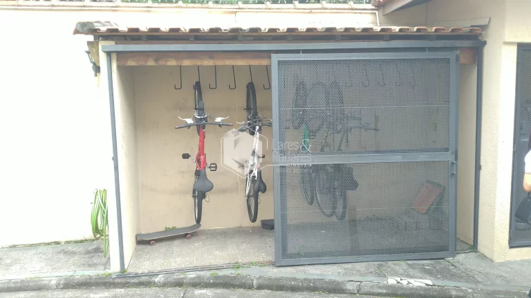 Imagem Sobrado à venda, 118m² com 2 suítes, 2 vagas em condomínio fechado com vaga para visitantes em rua sem saída - Conjunto Residencial Santa Terezinha