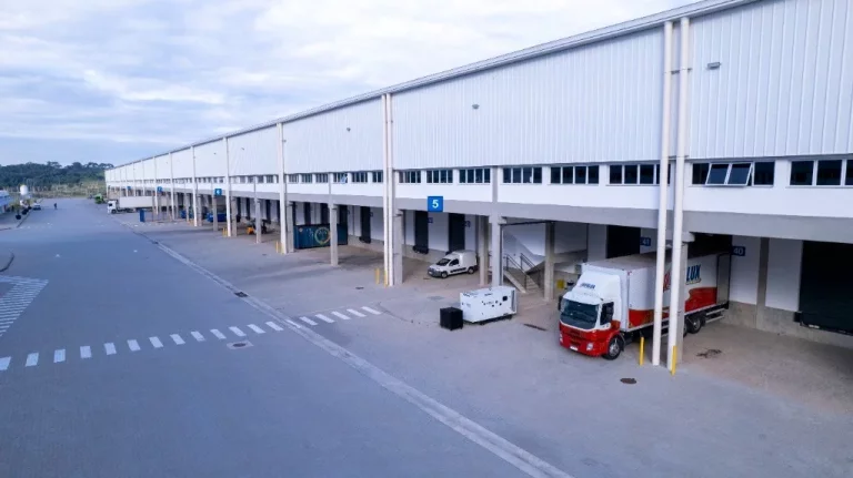 Imagem Galpão logístico Comercial para Locação em Extrema-MG: Centro, 12 Vagas, 2.929,21 m² de Área.