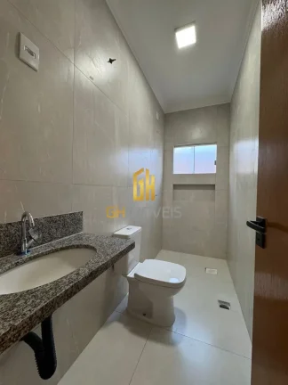 Imagem GH1935

A casa possui:

- 4 quartos (2 suite);
- 1 banheiro social;
- Sala; 
- Cozinha; 
- Área de ...