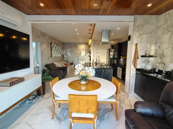 Imagem Imperdível! Apartamento de 2 quartos com suíte e 2 vagas de garagem em Pitangueiras, Guarujá-SP - 78m² de conforto e elegância!