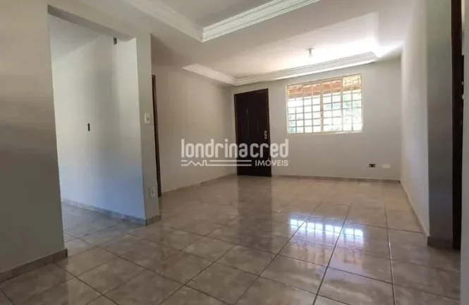 Imagem Linda casa no Jardim Lindóia com 112m², 2 quartos (1 suíte), sala em 2 ambientes, churrasqueira, garagem e ampla área gramada nos fundos