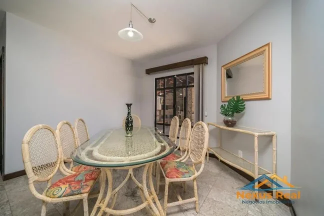 Imagem Sobrado com Piscina e 5 quartos
