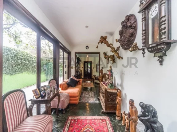 Imagem VENDO CASA PRÓXIMO AO PQ. IBIRAPUERA! Magnifica residência a venda em rua tranquila e arborozada no Jardim Lusitânia, com 900m² de área construída em