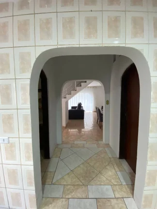 Imagem Sobrado com Design Funcional e Espaços Bem Distribuídos – Jardim Eliane
