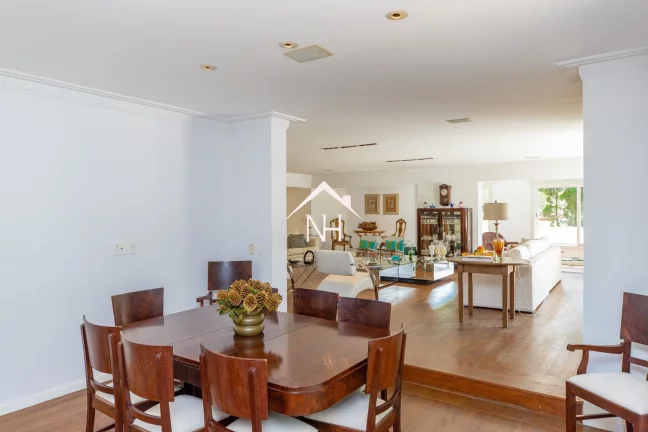 Imagem Casa alto padrão em condomínio fechado de 900m com 4 suítes (1 master), elevador, 6 vagas, piscina, churrasqueira, academia, cozinha gourmet