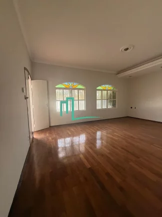 Imagem Imóvel à venda em Franca-SP: Casa na Vila França com 3 quartos, 1 suíte, 2 salas, 3 banheiros, 2 vagas de garagem e 200 m² de área.