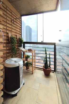 Imagem Apartamento com 70m², totalmente reformado com projeto assinado por arquiteta, oferecendo ambientes...
