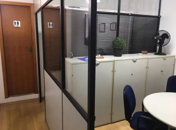 Imagem Sala Comercial 36 m² 200 metros do Metro Se Toda Mobiliada