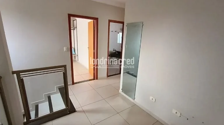 Imagem Excelente Sobrado no Jardim Itália, Cambé: 3 Quartos (1 Suíte Luxuosa), 3 Banheiros, Sacada, Churrasqueira e Piscina – Conforto e Lazer para Sua Família!