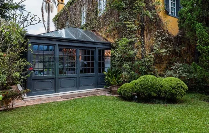 Imagem Luxuosa casa de alto padrão de 4 suítes no Jardim América: 6 salas, 8 banheiros, 12 vagas de garagem e 1.029m² de área em SP.