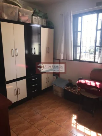 Imagem Vendo super oportunidade na vila inglesa, região do Jardim Alzira. Sobrado de 116m2, com 3 Dormitorios, sendo 1 Suíte, todos com Armários, quatro de empregada, 2 vagas de garagem com luz automática, portão automático, corredor lateral, 2 Caixa d'água de 5
