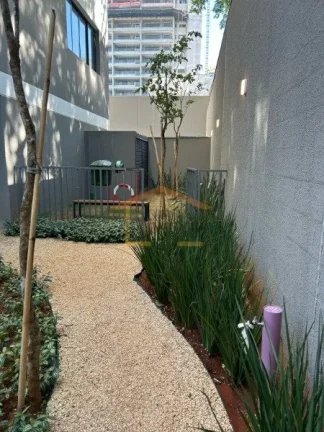 Imagem Apartamento de 25 m², mobiliado, com 1 dormitório, 1 banheiro e armários na cozinha, quarto e ban...
