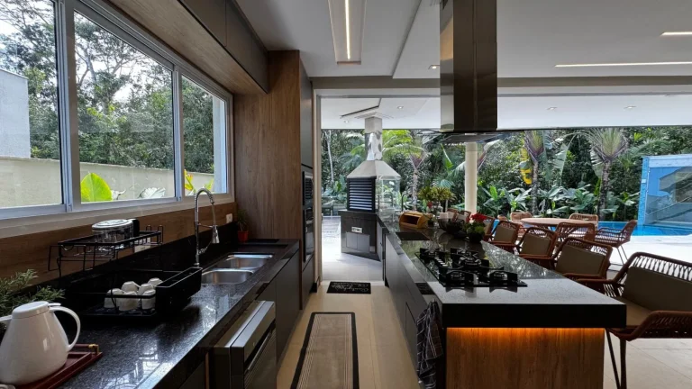 Imagem Imperdível: Casa à venda em Riviera de São Lourenço Módulo 24! 7 quartos, 7 suítes, 3 salas, 4 vagas e 500m² de área.