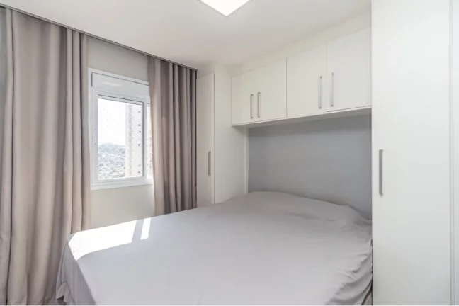 Imagem Apartamento reformado 2 Dormitórios, sendo 1 suite, sacada e vaga.