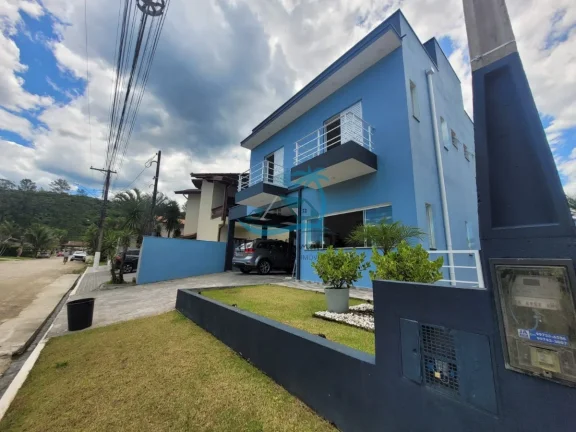 Imagem Sobrado em condomínio fechado com 3 suítes a venda em Ubatuba.