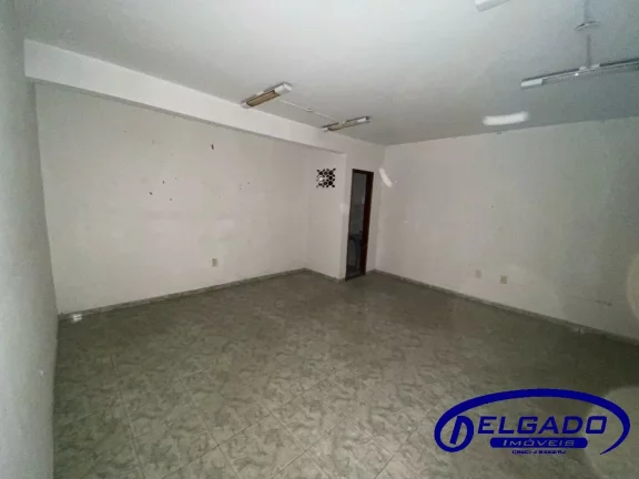 Imagem DELGADO aluga SALAS COMERCIAIS com 30m2 de frente para AV 22 DE MAIO - Centro - Itaborai-RJ.