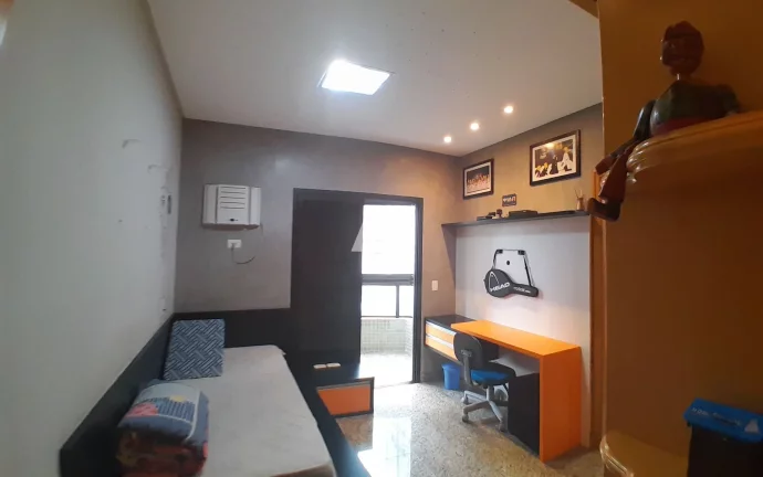 Imagem Apartamento à venda com 3 Suítes e na quadra da praia no Embaré de Santos/SP