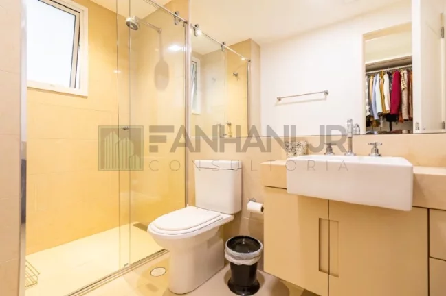 Imagem Com 273 m² de pura sofisticação, este imóvel conta com 4 quartos e 5 banheiros, sendo 4 suítes, incluindo uma suíte master com banheira e closet. Loc