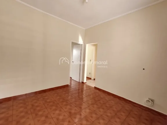 Imagem Casa da frente com 2 dormitórios com armários embutidos, banheiro social, sala com varanda integra...