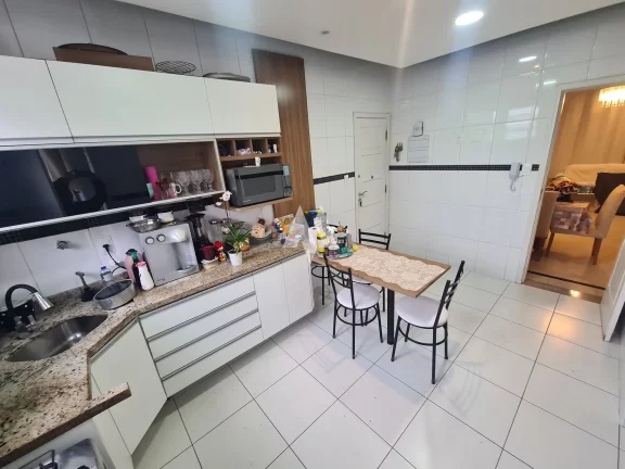 Imagem Apartamento na Segunda Quadra da Praia em Santos | 136m² | 3 Quartos | Elevador Privativo | Boqueirão