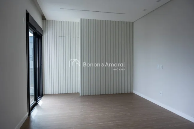 Imagem Sobrado em condomínio com 235m² de área construída.
São 3 dormitórios, sendo 3 suítes amplas ...
