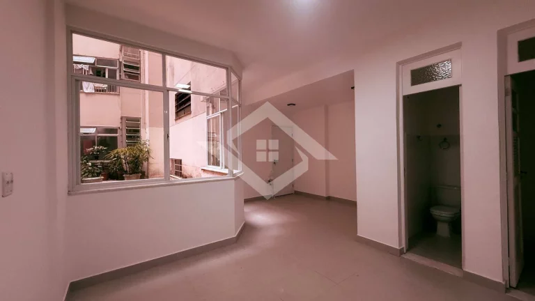Imagem Apartamento de 4 Quartos Reformado no Posto 4 de Copacabana – Venda Direta!