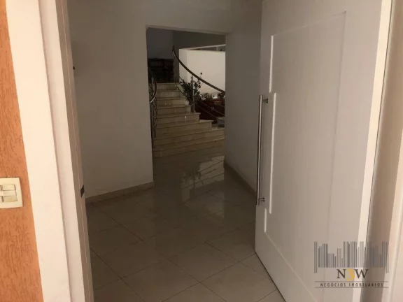Imagem Sobrado à venda em Alphaville Barueri SP com 5 suítes, 4 vagas de garagem, piscina e 480m².