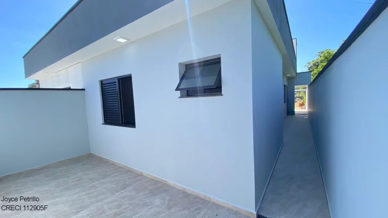 Imagem Casa com Piscina e Cascata a Venda em Peruíbe.