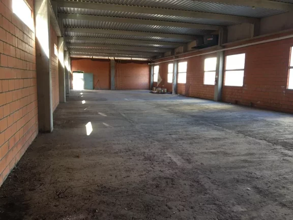 Imagem Barracão no centro com 412m², com estrutura para lojas, academia, deposito, etc. Estacionamento co...