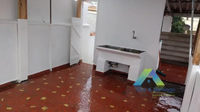 Imagem Linda casa 3 dormitórios,sendo 1 suite, 3 vagas de garagem, lavanderia, quintal com localização privilegiada fácil acesso a comércios .