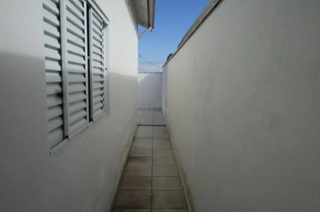 Imagem Casa com 01 vaga, portão eletrônico, sala, cozinha com gabinete e armários, área de serv. cobert...