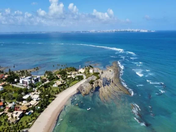 Imagem A 5ª Avenida Imóveis apresenta esse lindo apartamento totalmente decorado no Condominio Villa Azure, na paradisíaca praia da Penha - Ilha de Itaparica
