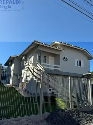 Impecável casa à venda em Bairro Michel Criciúma-SC, Centro: 3 quartos, 1 suíte, 2 salas, 3 banheiros, 4 vagas de garagem, 200m² de área.